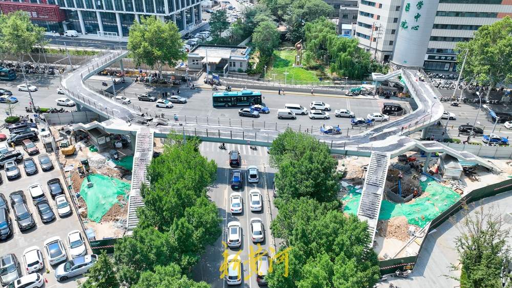 齐鲁医院旁新建U形过街天桥6个上下桥口“现身”