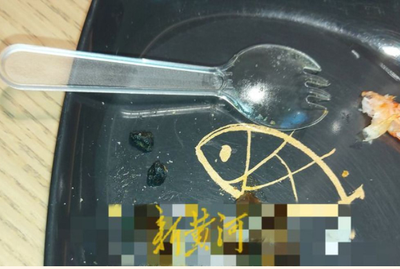 寿司店凉菜里吃出石子 顾客质疑其菜品为预制菜