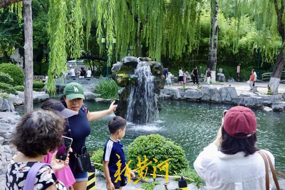 月牙泉复涌满一年，泉城“月牙飞瀑”胜景持续在线