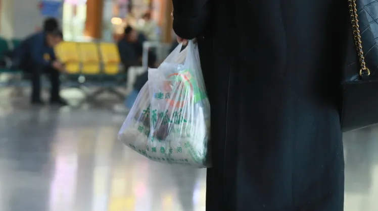 高铁站又现神秘打包盒，麻辣烫稳居“带货”榜首