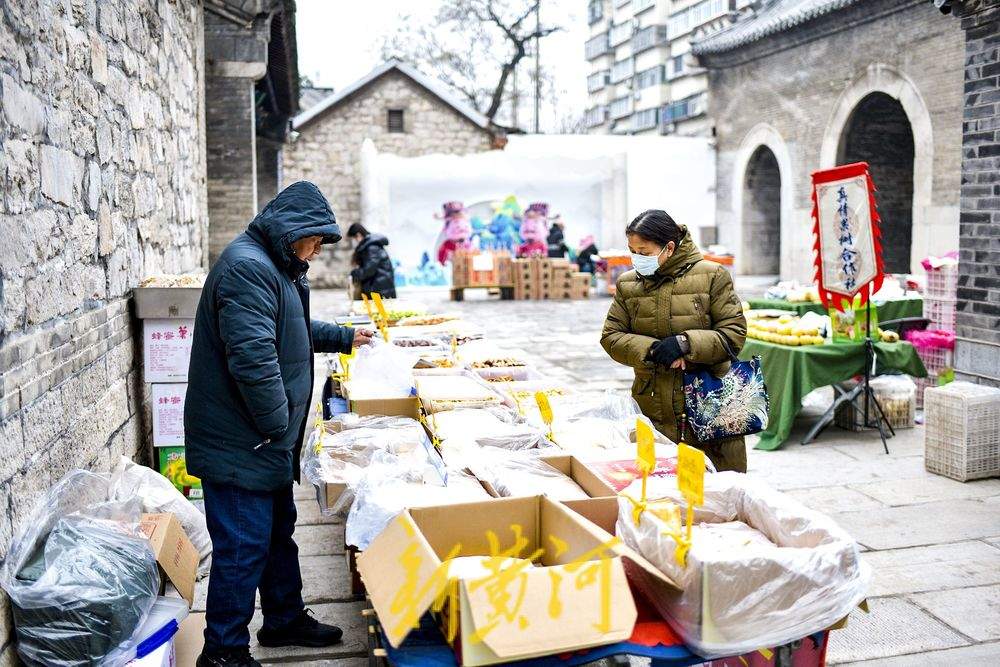 督城隍庙新春年货大集启幕 在650年文保建筑里寻味地道年俗