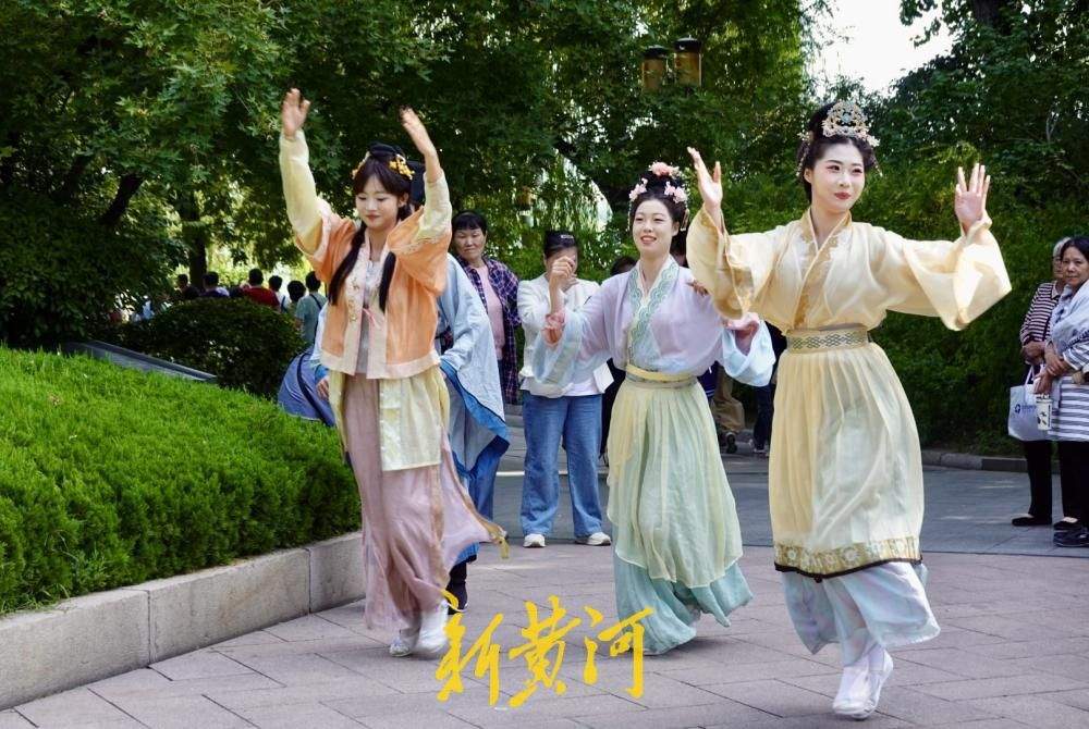 大明湖“趵突夜画·名士天团”古风巡游，舞者身着汉服沿湖起舞
