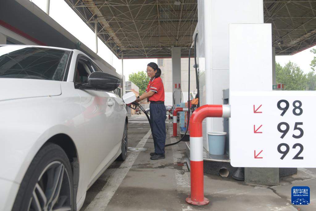 国内汽油、柴油价格每吨分别降低190元、180元