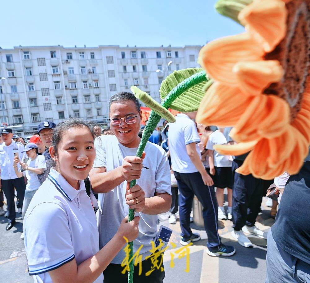 当中考遇上父亲节 父亲手持花束迎接孩子满满都是爱