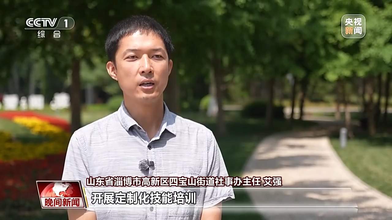 5到6人配合洗车 这家洗车店为特殊青年提供温暖家园