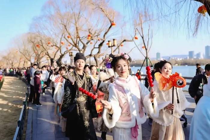 趵突泉灯会持续至正月二十，大明湖、五龙潭公园再延两周