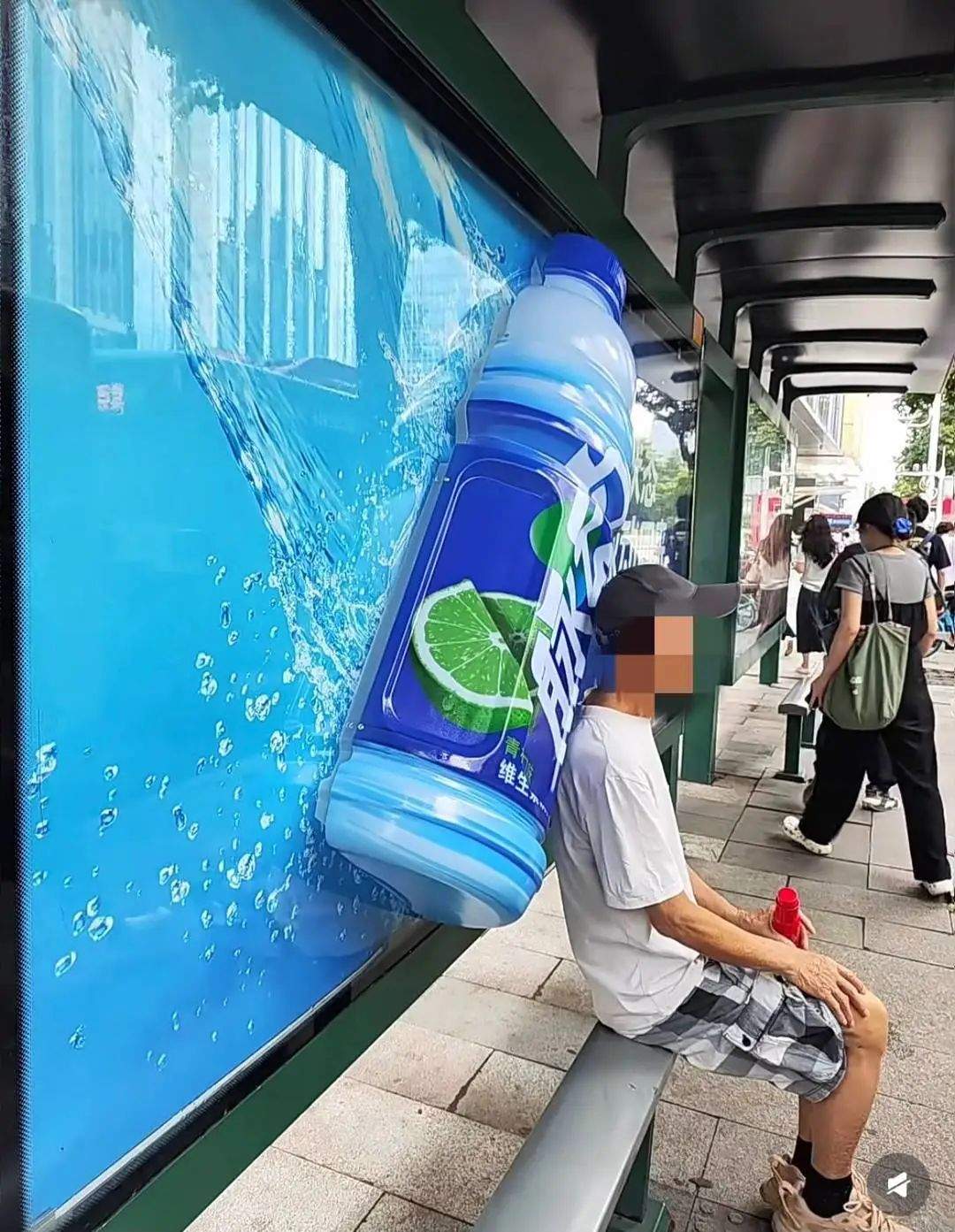 “差点撞上去”！多地公交站出现 知名品牌广告被吐槽