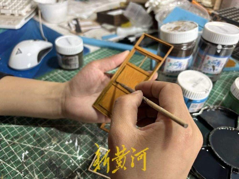 90后小伙复刻爷爷的老宅：屋子有200多个物件，最小的仅0.1厘米