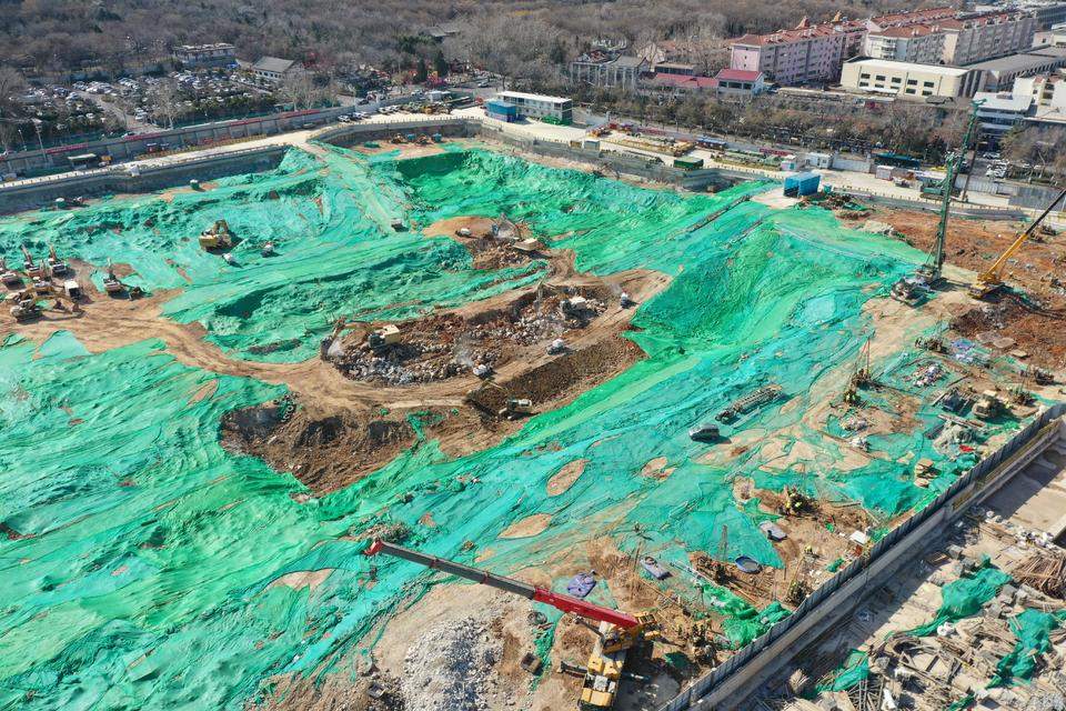 济南千佛山北广场工地机声隆隆，齐鲁宾馆旧址正在蝶变