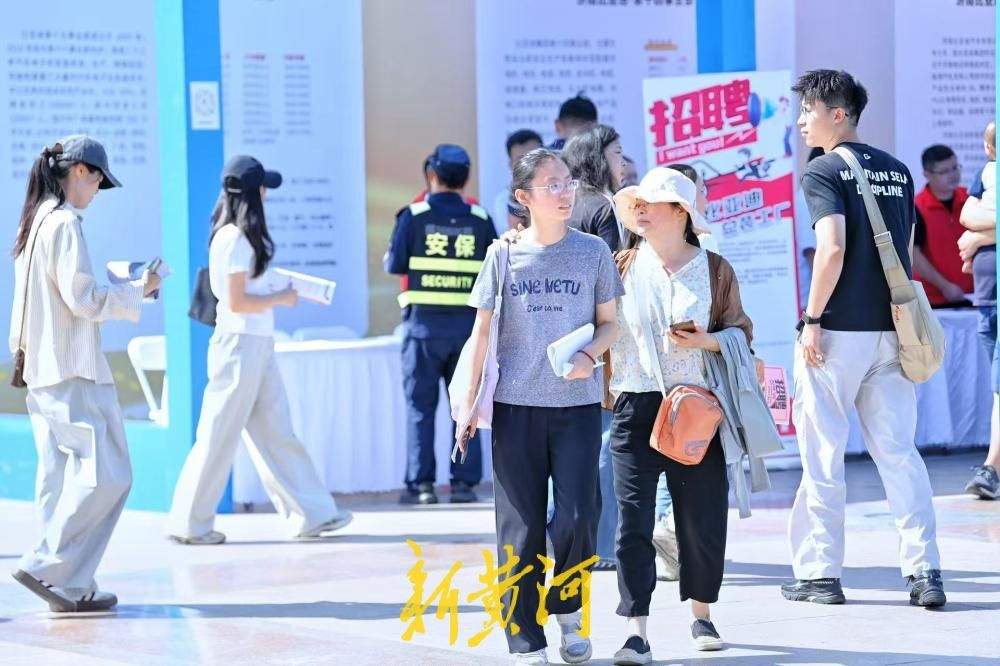 泉城广场搭台送岗，近300家企业现场揽才