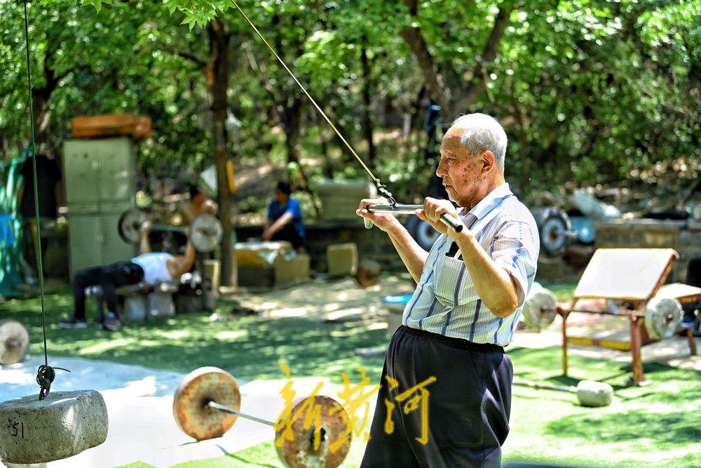 济南英雄山“露天健身馆”热闹非凡