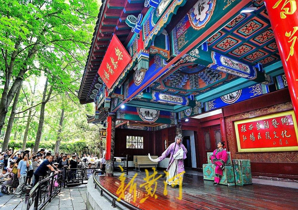 一年四季 泉在济南丨老少同乐，济南白雪楼前共赏传统吕剧《小姑贤》