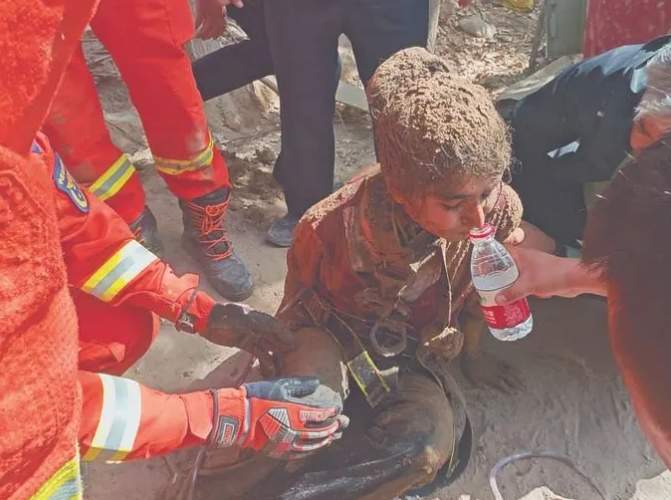 “00后”女辅警40米井底救人 破格晋升