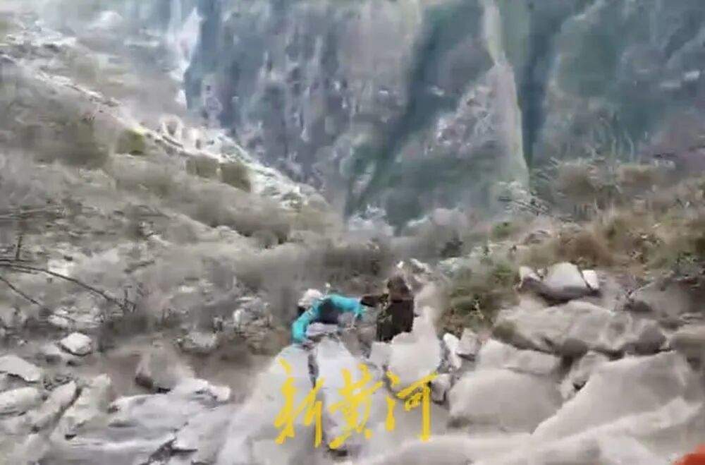 云南虎跳峡一徒步者踩空从15米山崖坠落，景区：伤者受轻伤，已自行离开
