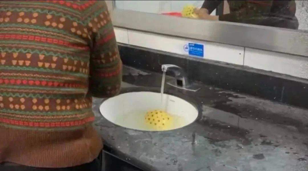 用公厕洗手盆浸泡菠萝？街边果切还有这些安全风险