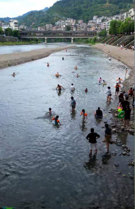 贵州镇远在河里围出5000平方米“天然泳池”，当地：为防儿童溺水，不影响行洪