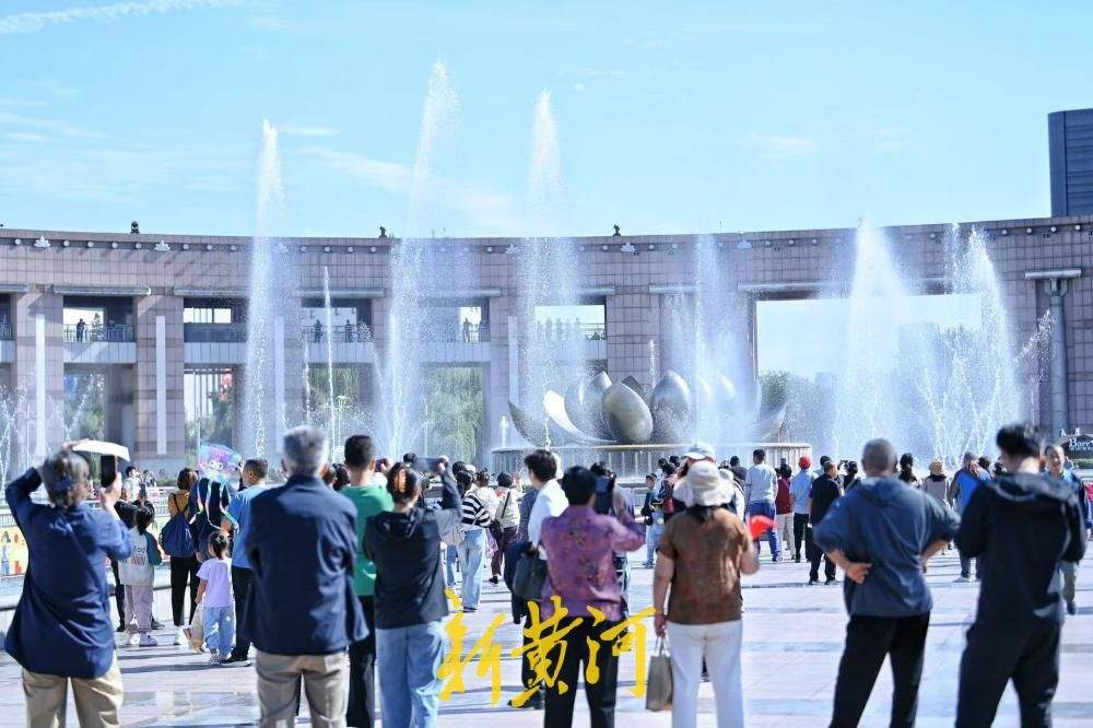 泉城广场音乐喷泉华丽绽放，为市民游客献上国庆水舞盛宴