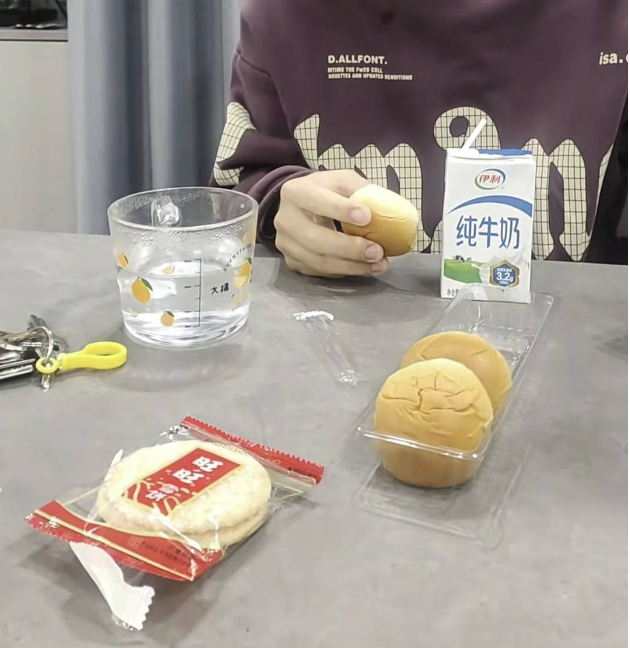 从“雪饼配牛奶”到“火锅+烤肉”  网友追更高中生出圈早餐