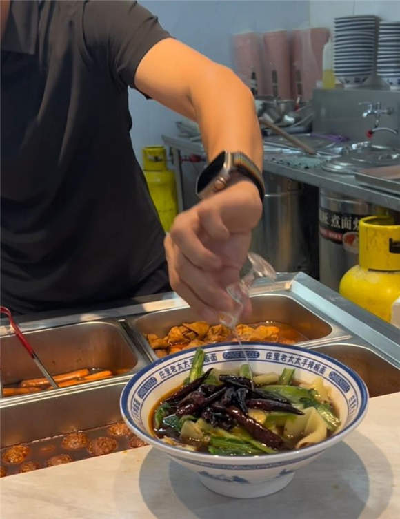 石家庄一面馆推“茅台配板面”套餐 老板：一杯亏1元