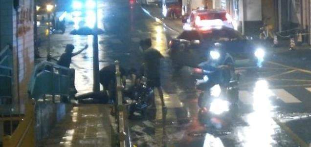 老人醉卧雨夜街头 济南学警“教科书式”救助化险为夷