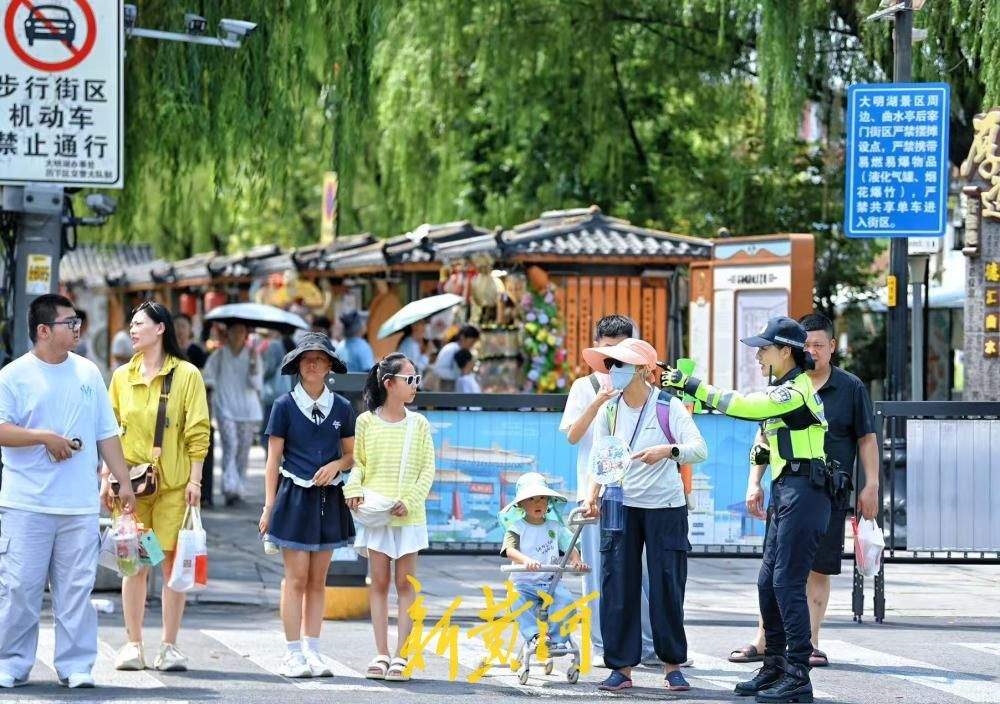 直面酷暑“烤”验 济南女交警穿梭车流护航泉水游