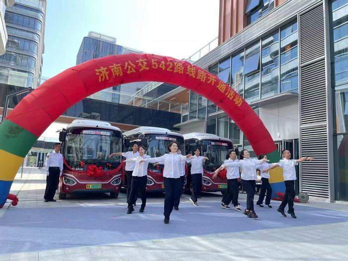 新款“红墩墩”在济南中央商务区“暖萌开跑”