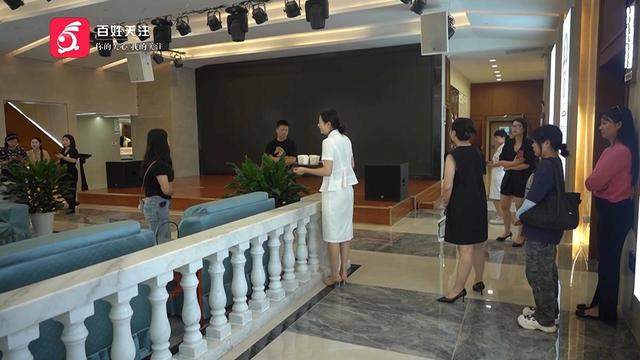 女子做双眼皮手术,结果有12毫米宽!绷不住了:朋友说我像“悲伤蛙”