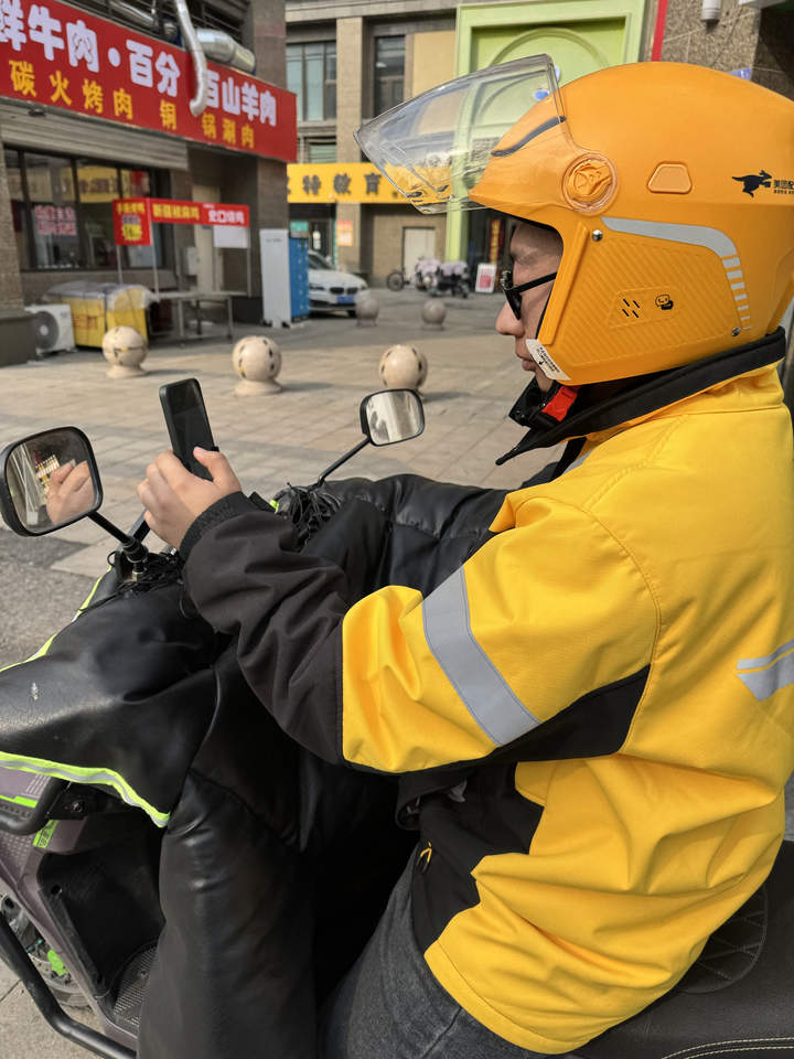 新春走基层丨致敬城市里的“奔跑者”！骑手李玉兴：春节坚守岗位，守护城市烟火气