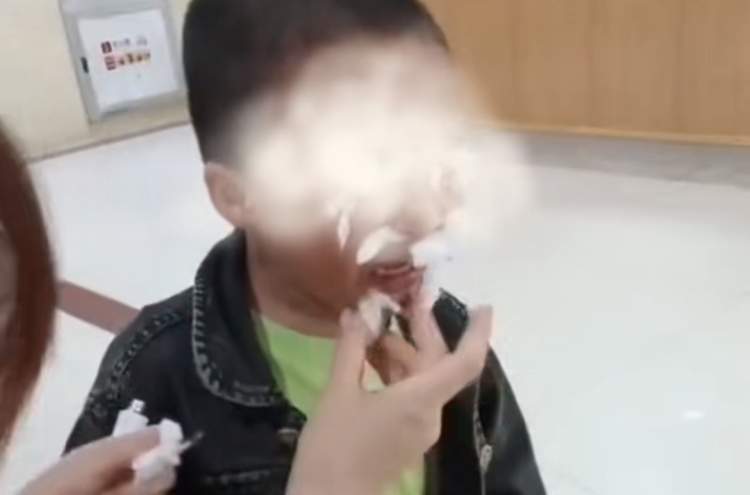 太可怕了！男孩去水上乐园玩水感染传染性软疣 