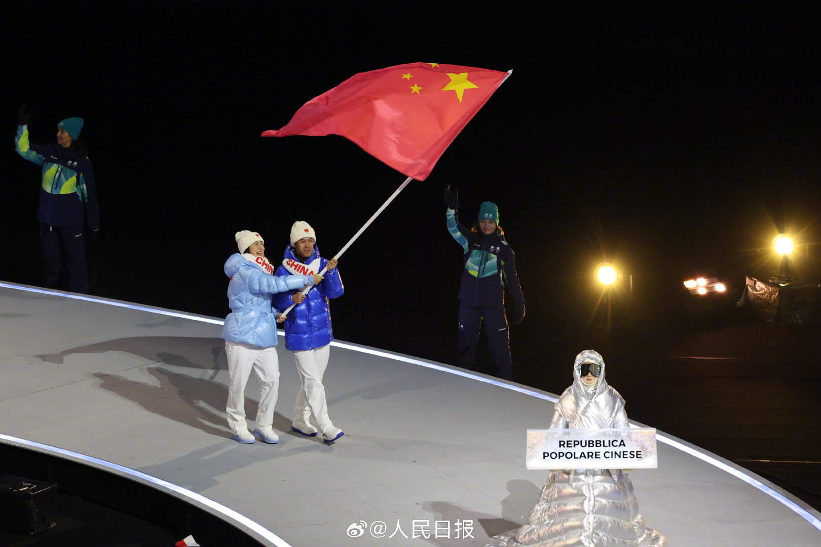 中国代表团入场！五星红旗闪耀米兰冬奥，为中国队加油！