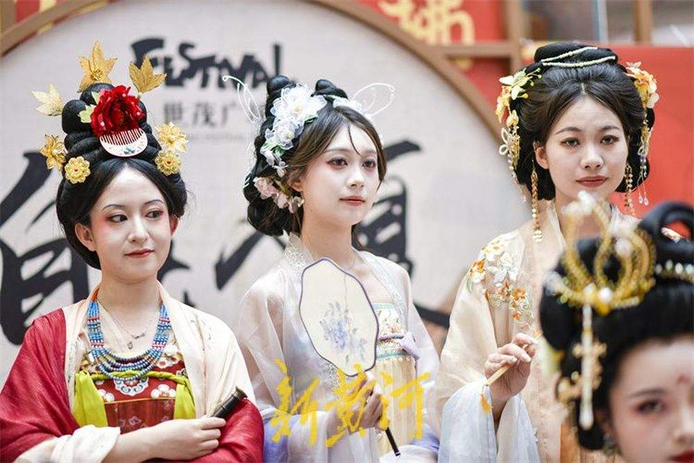 端午汉服巡游 感受国潮之美