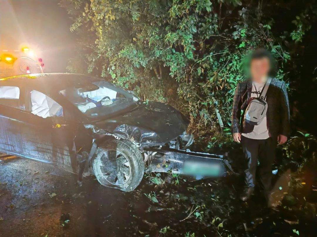 男子打开“辅助驾驶”后闭眼就睡?结果车撞稀烂!