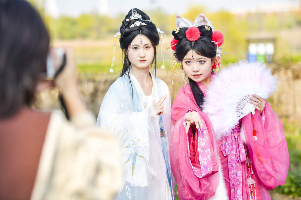 华山脚下开启汉服文化旅游节 华裳绽放传统文化之美