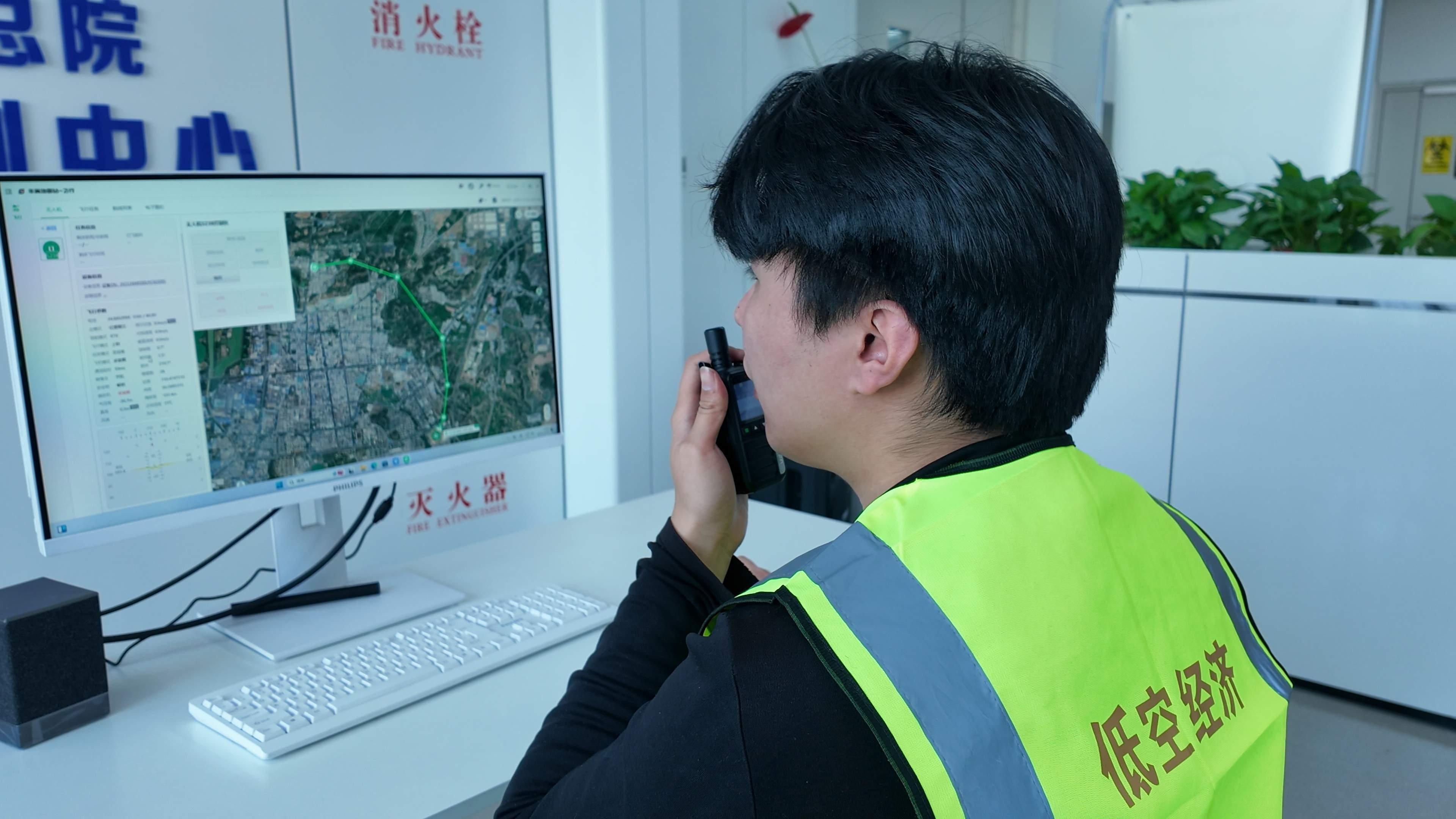 融媒·见证丨能转运医疗检测样本，也能配送奶茶“进村”——低空经济的“日常表达”