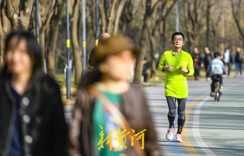 气温骤升至20℃,济南森林公园昨日上演“冬夏同框”