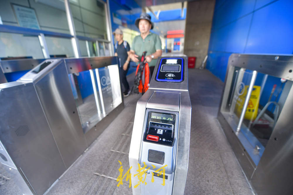 济南BRT站台闸机升级，可实现无人值守式检票进站