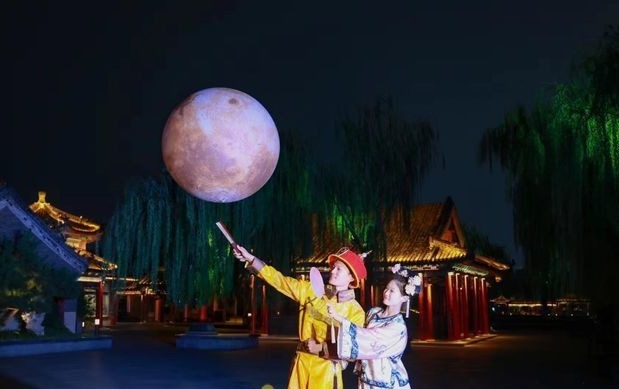 “明湖花月夜·澜影见月圆”沿湖情景演艺