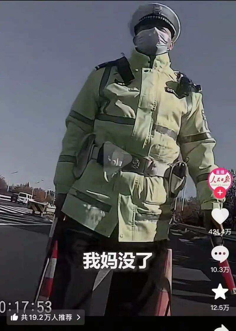 男子骑车违规被交警拦下后崩溃痛哭:我知道这么走不对,我妈没了,交警道歉放行:路上慢点儿,注意安全
