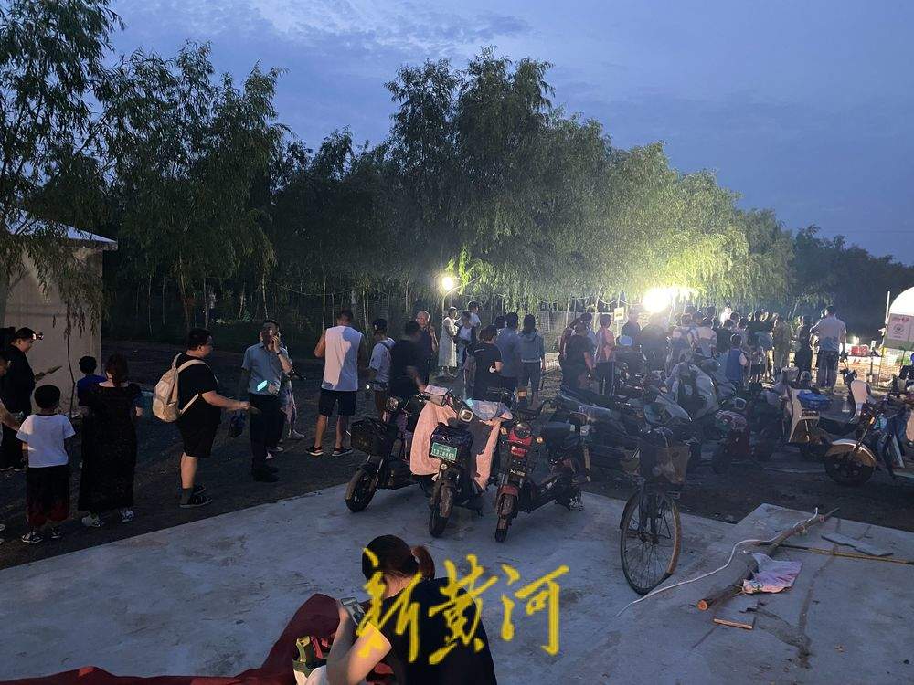 记者深夜直击“捕蝉大军”：百亩树林一晚200余人收获金蝉200余斤