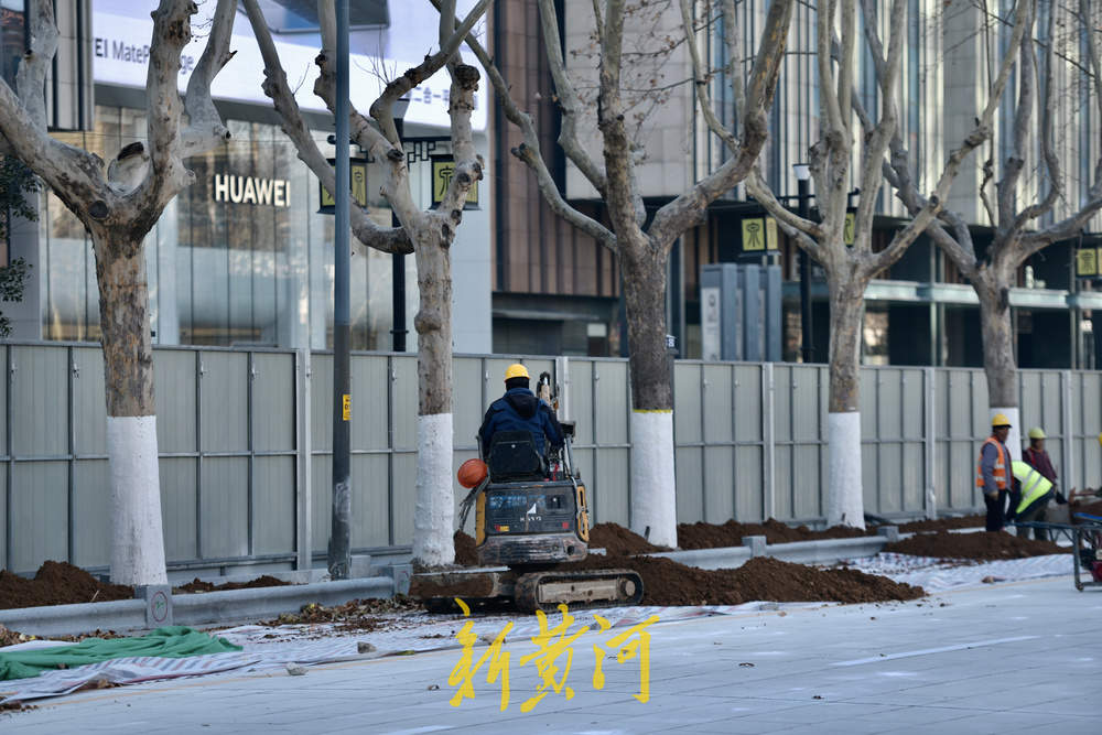 泉城路东段施工围挡有序拆除 全新石板路进入通车倒计时