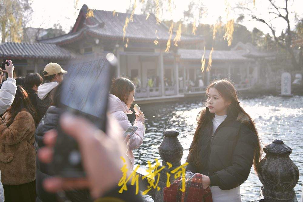 暖阳映照济南泉水欢腾 趵突泉畔迎冬日“小阳春”