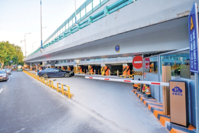 济南顺河高架下新增停车位 可以容纳20多辆小型机动车辆