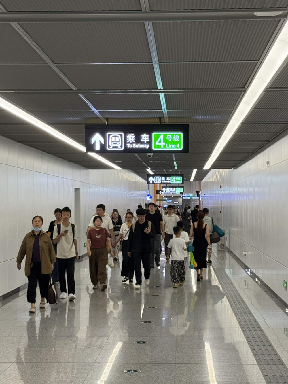 济南地铁4号线商业接驳调查：一条通道之隔，拉开商圈“温差”