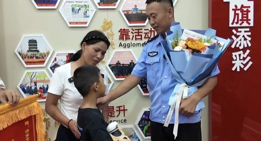 济南辅警威海勇救落水男孩后续：孩子刚出院没回家，先来感谢救命恩人