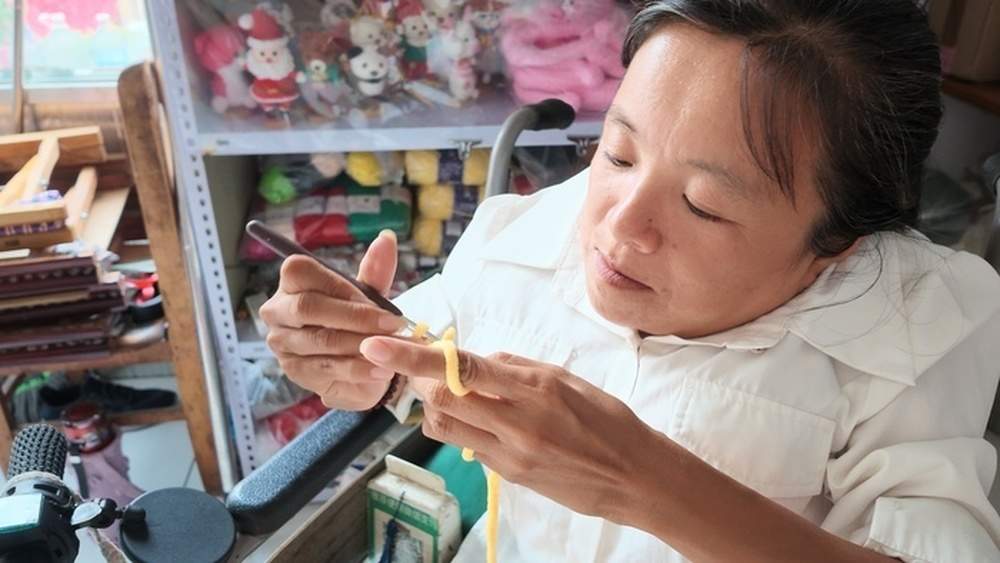 月光下的钩织摊：一针一线织就人间暖意