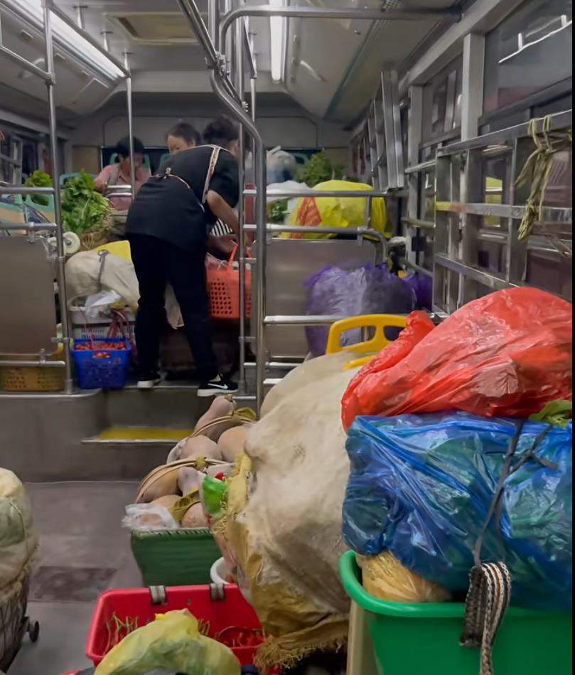 贵阳公交为卖菜村民开通惠农专线:票价封顶7元,车内安了摆放背篓的货架