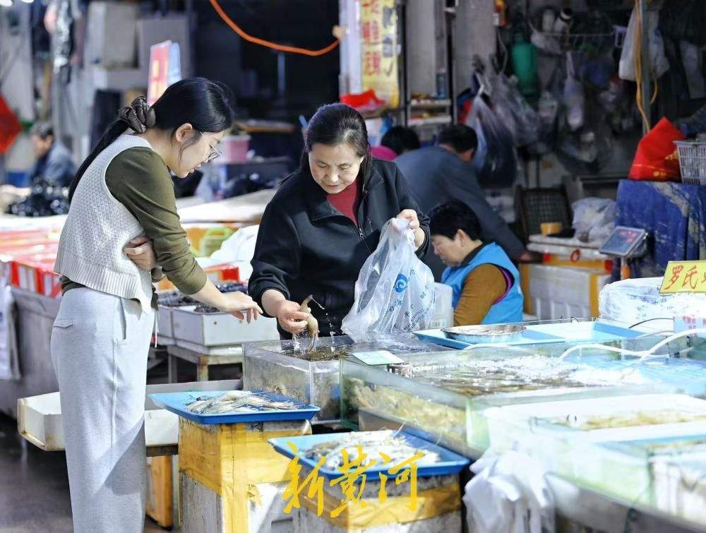 小龙虾新鲜上市，每斤从15元到30元不等