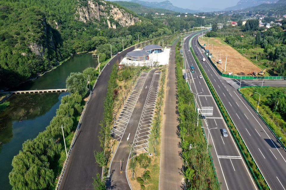 济南省道103旅游公路边，新建的“柳埠驿站”周边风景如画