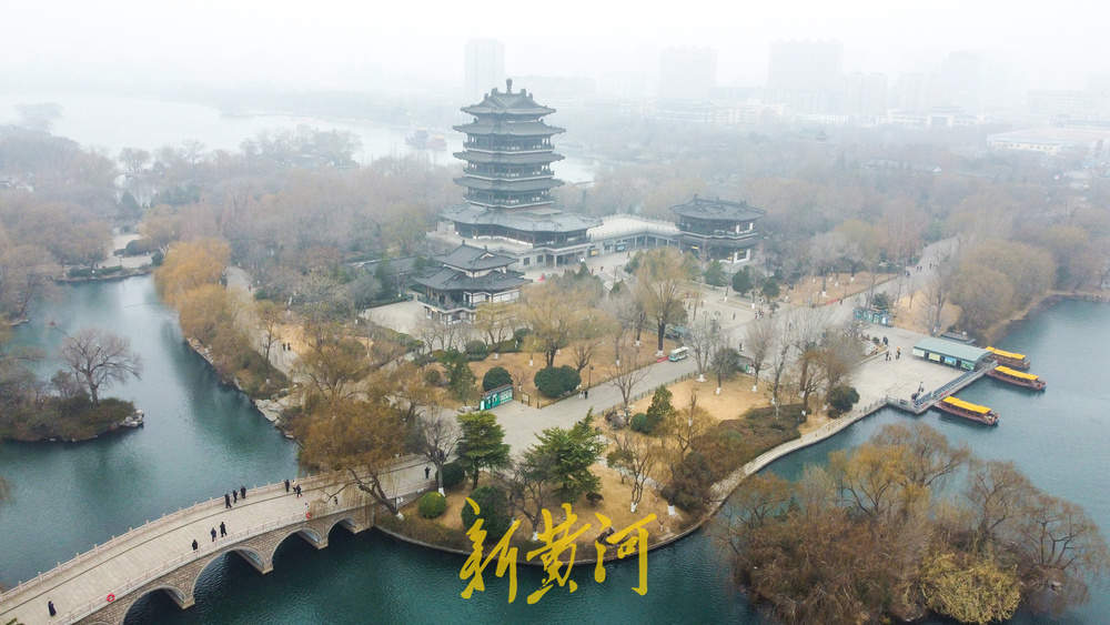 强寒潮来袭气温断崖式下降，大明湖雾霭氤氲如画