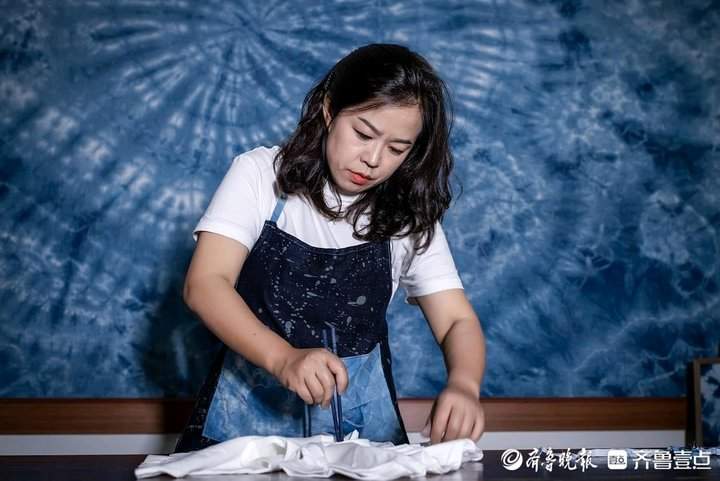 染出万千世界，她让“泉水扎染”成为非遗项目